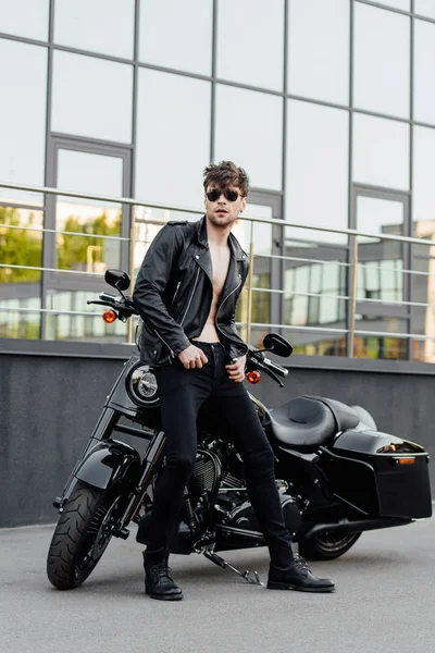 Visão Comprimento Total Motociclista Sem Camisa Que Está Perto Motocicleta — Fotografia de Stock