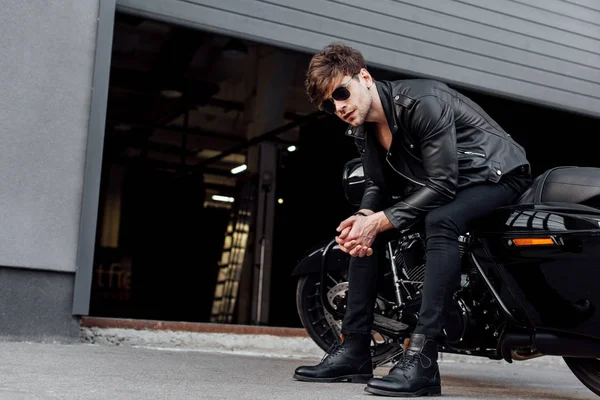 Bonito Jovem Sentado Motocicleta Sentado Perto Garagem Aberta — Fotografia de Stock