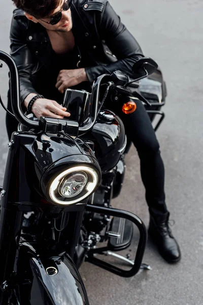Şık Deri Ceket Siyah Motosiklet Üzerinde Oturan Adam Yüksek Açı — Stok fotoğraf