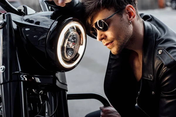 Jovem Bonito Inclinando Lâmpada Luminosa Motocicleta — Fotografia de Stock