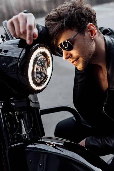 Schöner Junger Mann Mit Sonnenbrille Lehnt Leuchtlampe Auf Motorrad — Stockfoto