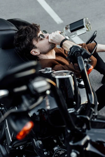 Selective Focus Man Drinking Alcohol While Sitting Ground Leaning Motorcycle — Stock Photo, Image