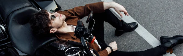 Balck Motosiklet Yaslanmış Alphalt Otururken Dinlenen Genç Adamın Panoramik Çekim — Stok fotoğraf