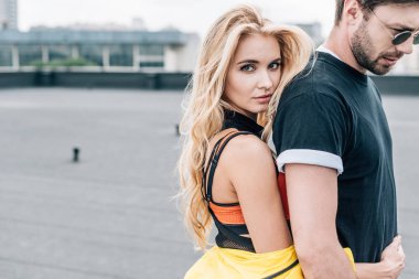 sarışın ve çekici kadın gözlüklü yakışıklı adam sarılmak 