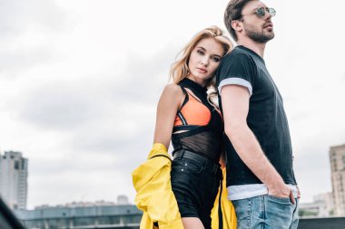 Gözlük yakışıklı adam ile sarı ceket sarışın ve çekici kadın 