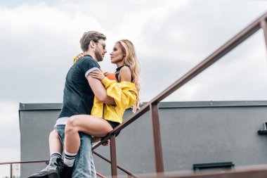 sarışın kadın ve yakışıklı adam sarılmak ve birbirlerine bakıyor 