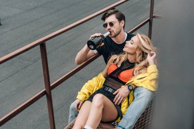 Gözlüklü yakışıklı adam şampanya içme ve çekici kadın sarılmak 