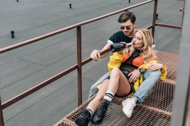 Gözlük yakışıklı adam oturma ve çekici kadın içme şampanya 