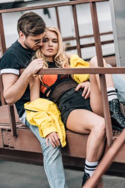 Gözlüklü yakışıklı adam oturan ve çekici kadın ile sarılma 