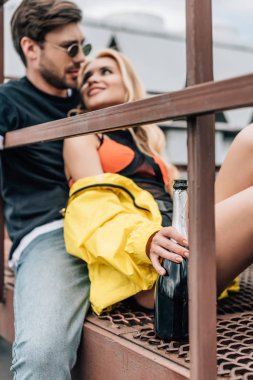 çekici kadın ile oturan yakışıklı adam seçici odak 