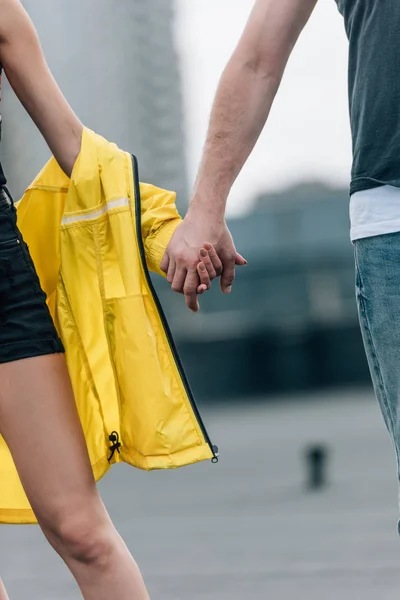 Vista Ritagliata Della Donna Giacca Gialla Uomo Che Tiene Mano — Foto Stock