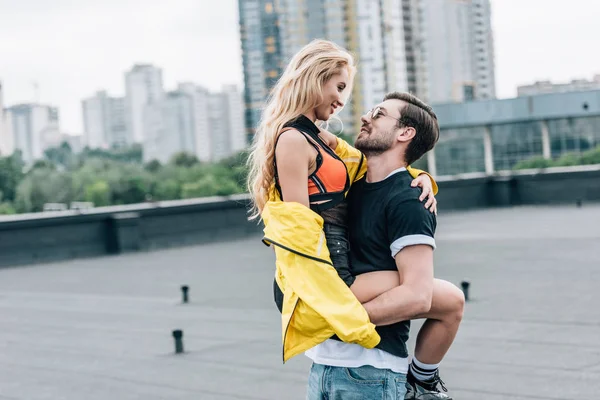 Mulher Atraente Loira Abraçando Com Homem Bonito Óculos — Fotografia de Stock