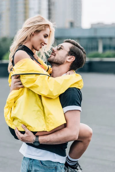 Homem Bonito Óculos Segurando Mulher Atraente Casaco Amarelo Telhado — Fotografia de Stock