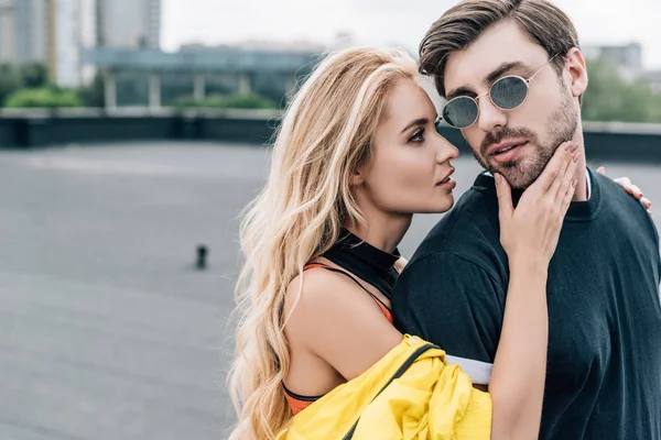 Blonde Und Attraktive Frau Umarmt Gutaussehenden Mann Mit Brille — Stockfoto