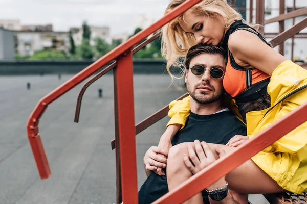 Mujer Rubia Hombre Guapo Gafas Sentado Las Escaleras —  Fotos de Stock