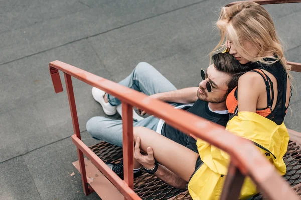 Sarışın Kadın Gözlük Sarılmak Merdivenlerden Oturan Yakışıklı Adam — Stok fotoğraf