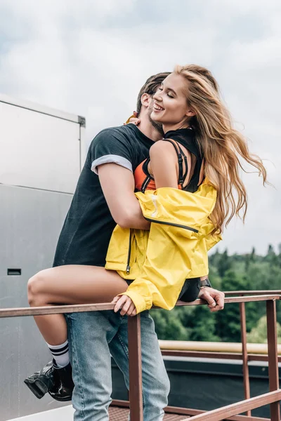 Mulher Loira Homem Shirt Abraçando Sorrindo Telhado — Fotografia de Stock