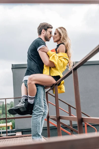 Vista Laterale Della Donna Bionda Bell Uomo Shirt Che Abbracciano — Foto Stock