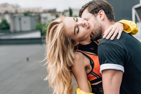 Homem Shirt Abraçando Beijando Com Mulher Bonita Loira — Fotografia de Stock