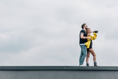 çekici kadın içme şampanya ve yakışıklı adam sarılmak ile onu 