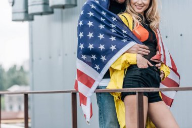 Çatıdaki Amerikan bayrağı sarılma ile kadın ve adam kırpılmış görünümü 