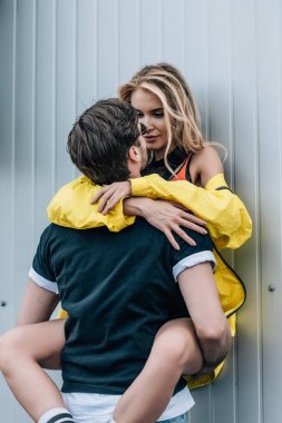 t-shirt ve çekici kadın öpüşme ve çatıda sarılma adam 