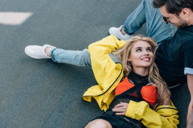 çekici kadın gülümseyen ve gözlük adam çatıda oturan 