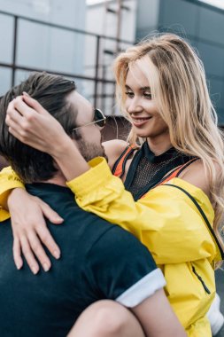 güzel ve sarışın kadın çatıda gözlük adam sarılmak 