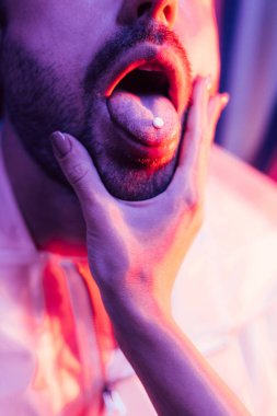 dil ve kadın yüzüne dokunmadan LSD ile adam kırpılmış görünümü 