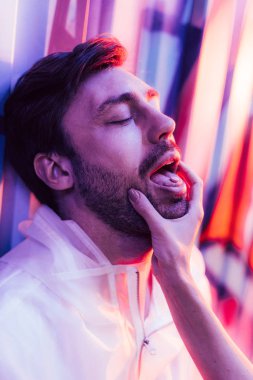 dil ve kadın yüzüne dokunmadan LSD ile adam kırpılmış görünümü 