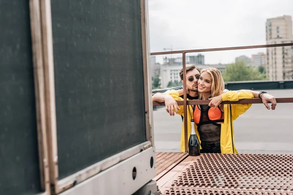 Blonde Vrouw Knappe Man Glazen Knuffelen Het Dak — Stockfoto