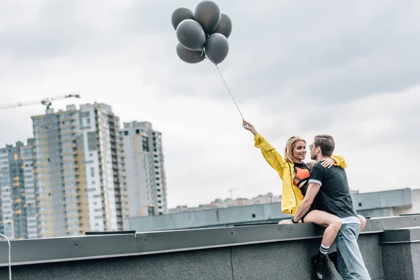 Donna Attraente Che Tiene Palloncini Neri Abbraccia Con Uomo — Foto Stock