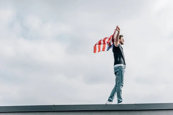 Pohled Pohledu Pohledného Muže Džínách Trička Americkou Vlajkou — Stock fotografie