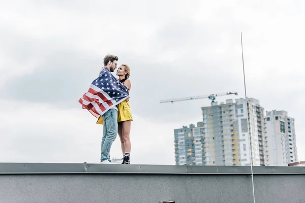 Atractiva Mujer Hombre Guapo Con Bandera Americana Abrazándose Techo —  Fotos de Stock