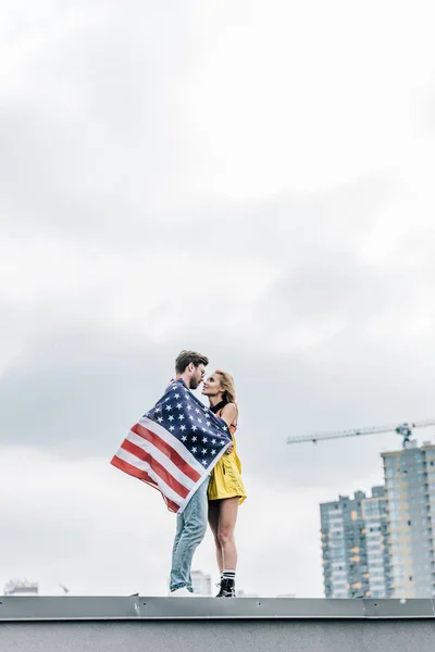 Attractive Woman Handsome Man American Flag Hugging Roof — Stock Photo, Image