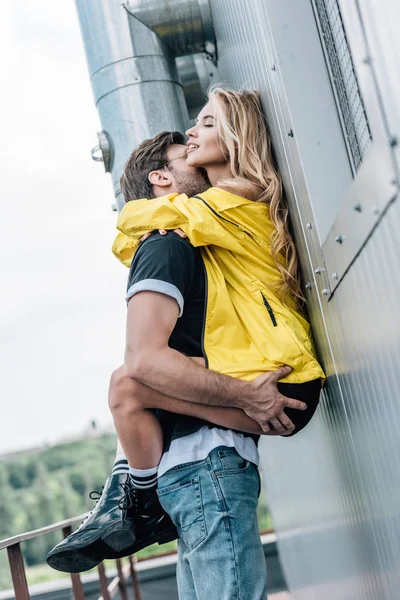 Homem Shirt Segurando Mulher Atraente Beijando Abraçando Com Ela — Fotografia de Stock