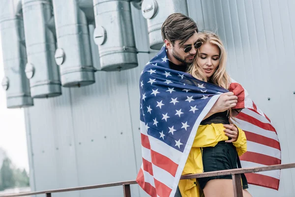 Attraktiv Kvinna Och Stilig Man Med Amerikanska Flaggan Kramar Taket — Stockfoto