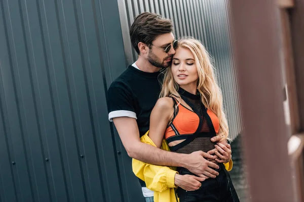 çekici kadın ve gözlüklü yakışıklı adam çatıda sarılmak 