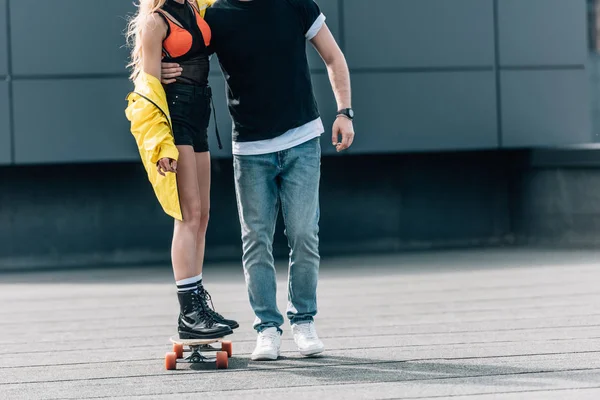 Vista Ritagliata Donna Skateboard Uomo Abbracciarla — Foto Stock