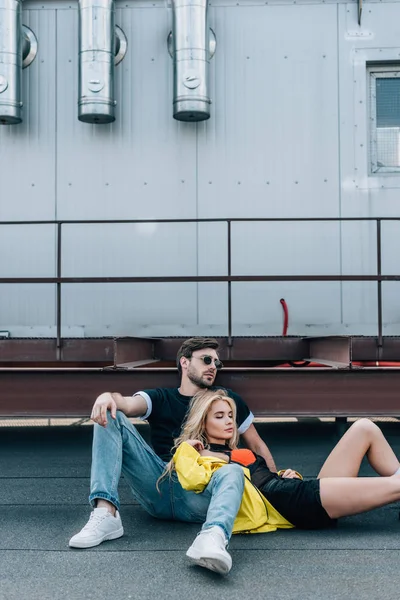 çekici kadın ve gözlük içinde yakışıklı adam çatıda oturan 