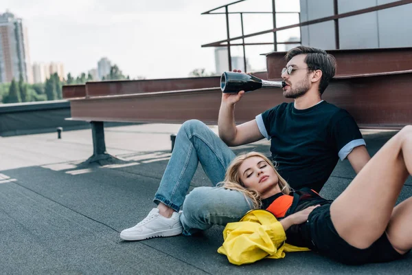 Atractiva Mujer Con Los Ojos Cerrados Mentira Hombre Guapo Vasos — Foto de Stock