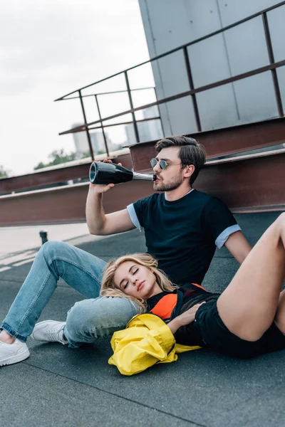 Aantrekkelijke Vrouw Met Gesloten Ogen Liggend Knappe Man Glazen Drinken — Stockfoto