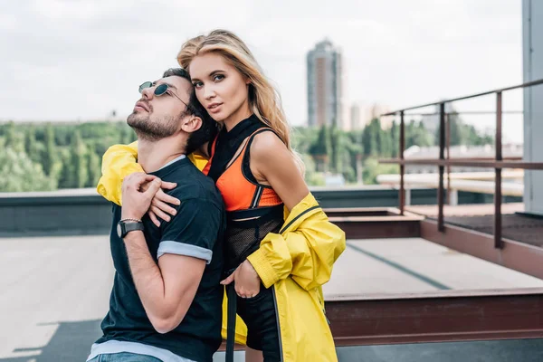 güzel ve sarışın kadın gözlüklü yakışıklı adam sarılmak 