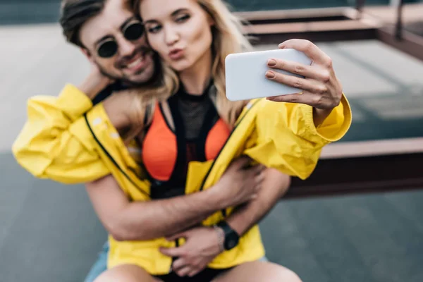 Hermosa Mujer Chaqueta Amarilla Tomando Selfie Con Hombre Guapo — Foto de Stock