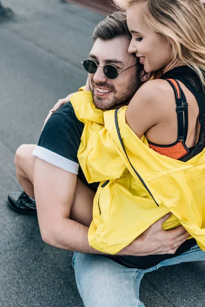 Mulher Atraente Sentado Homem Bonito Abraçando Com Ele — Fotografia de Stock