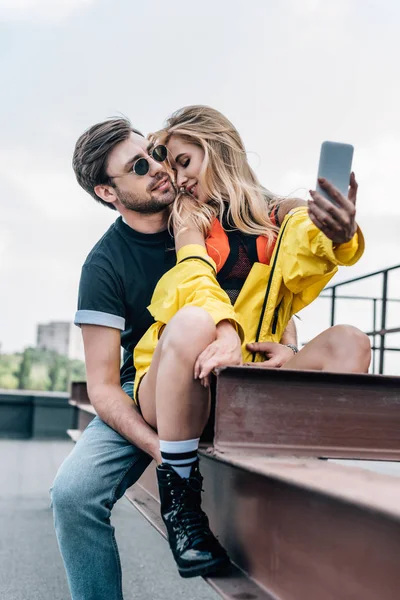 Mulher Atraente Loira Tomando Selfie Com Homem Bonito — Fotografia de Stock