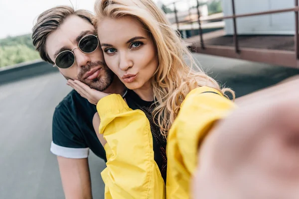 Çekici Sarışın Kadın Yakışıklı Adam Ile Selfie Alıyor — Stok fotoğraf