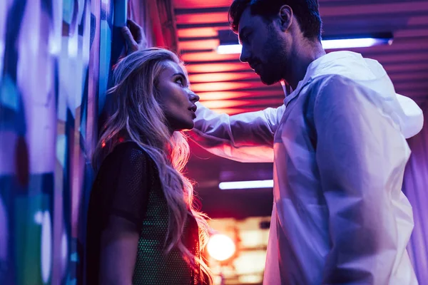 adam ile konuşan çekici ve sarışın kadının yan görünümü 