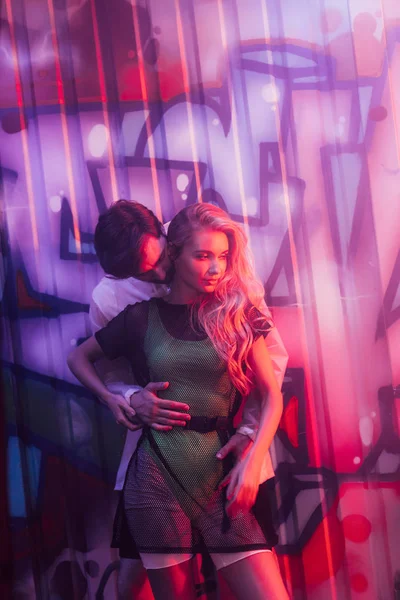 Mujer Atractiva Rubia Abrazándose Con Hombre Guapo Club Nocturno — Foto de Stock
