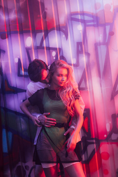 Attrayant Blonde Femme Câlin Avec Bel Homme Dans Boîte Nuit — Photo